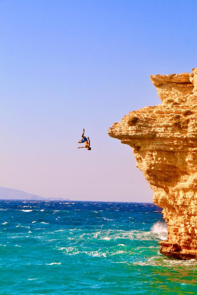 Homme plongeon falaise mer Ió Marseille