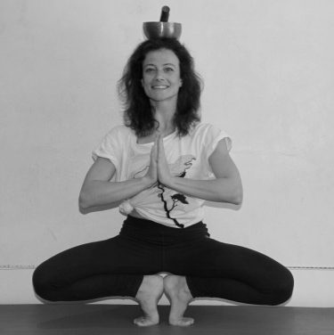 Posture yoga femme Ió Valeria Vellei